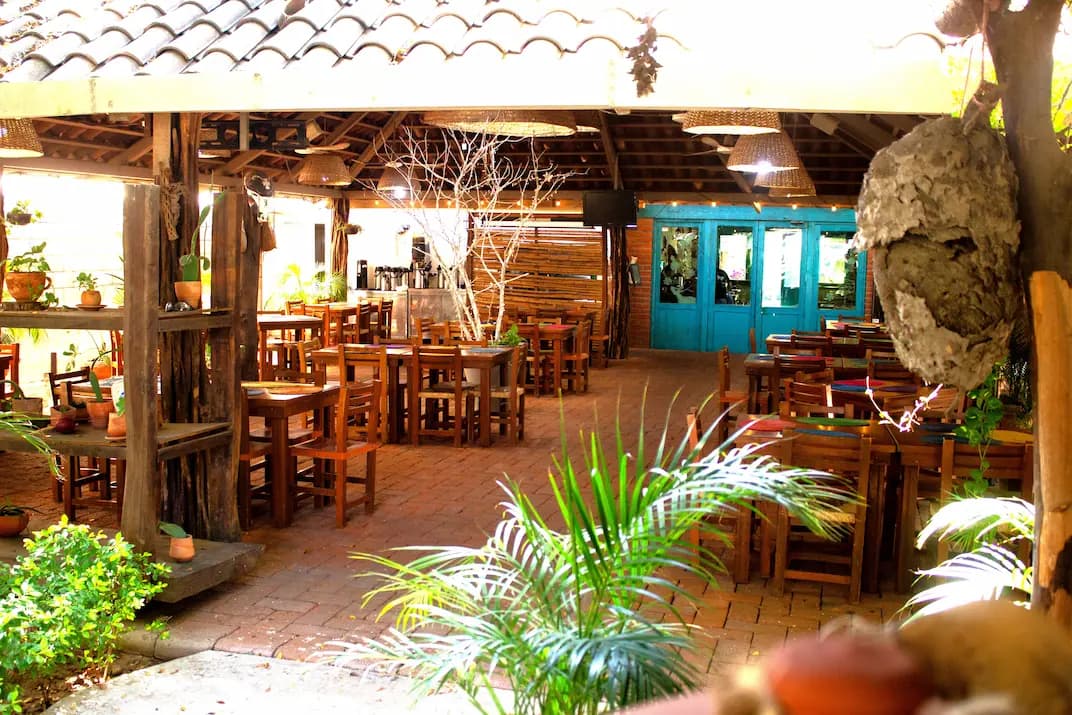 mesas bajo la palapa principal