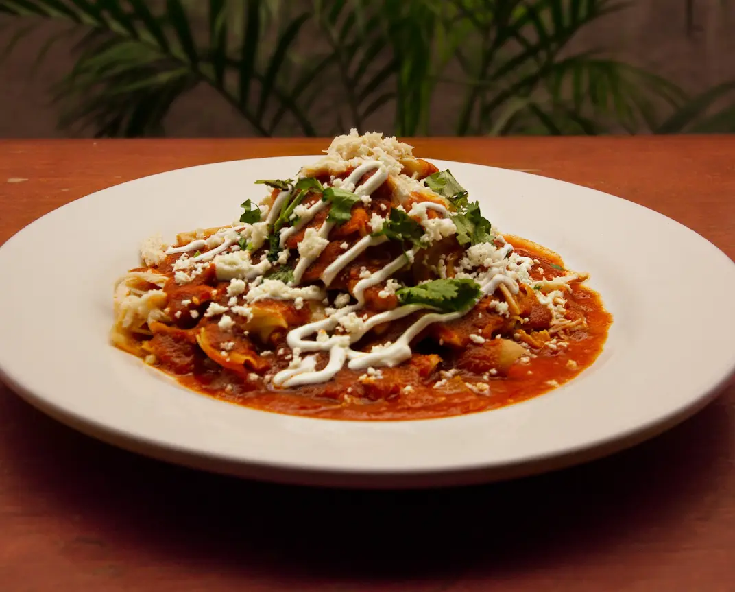 chilaquiles en salsa roja con pollo