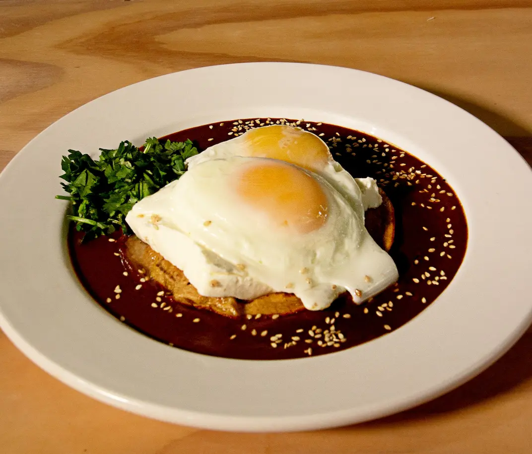 estrellados montaditos en mole pascola