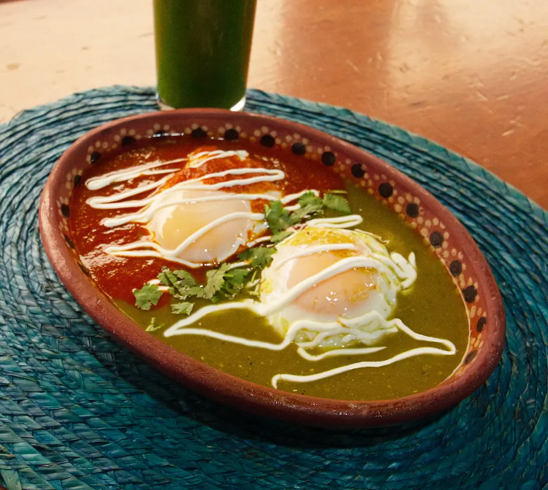 huevos ahogados en salsa divorciada